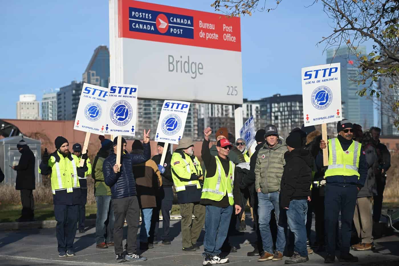 canada post strike talks