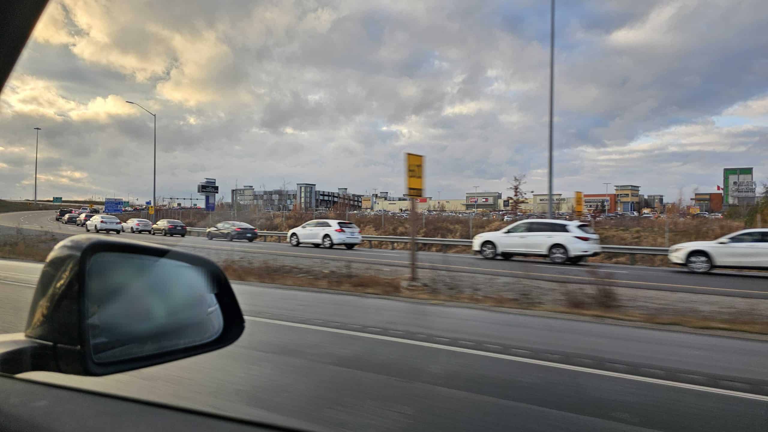 outlet, mall, shopping, boxing day, shoppers, Toronto, premium outlets, vehicles, traffic, line, congestion, 401, ramp, exist, Halton Hills, Ontario.