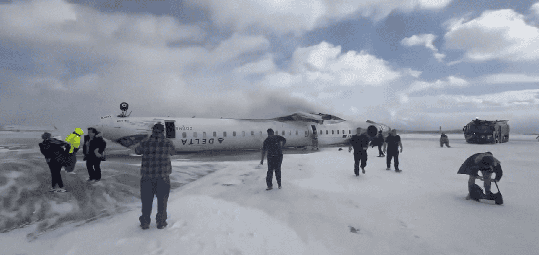 plane, crash Delta, airlines, U.S., Canada, upside down, injuries, critical, Ornge, child, Mississauga, 15 people, 2 adults, flights cancelled, service suspended, Ontario.