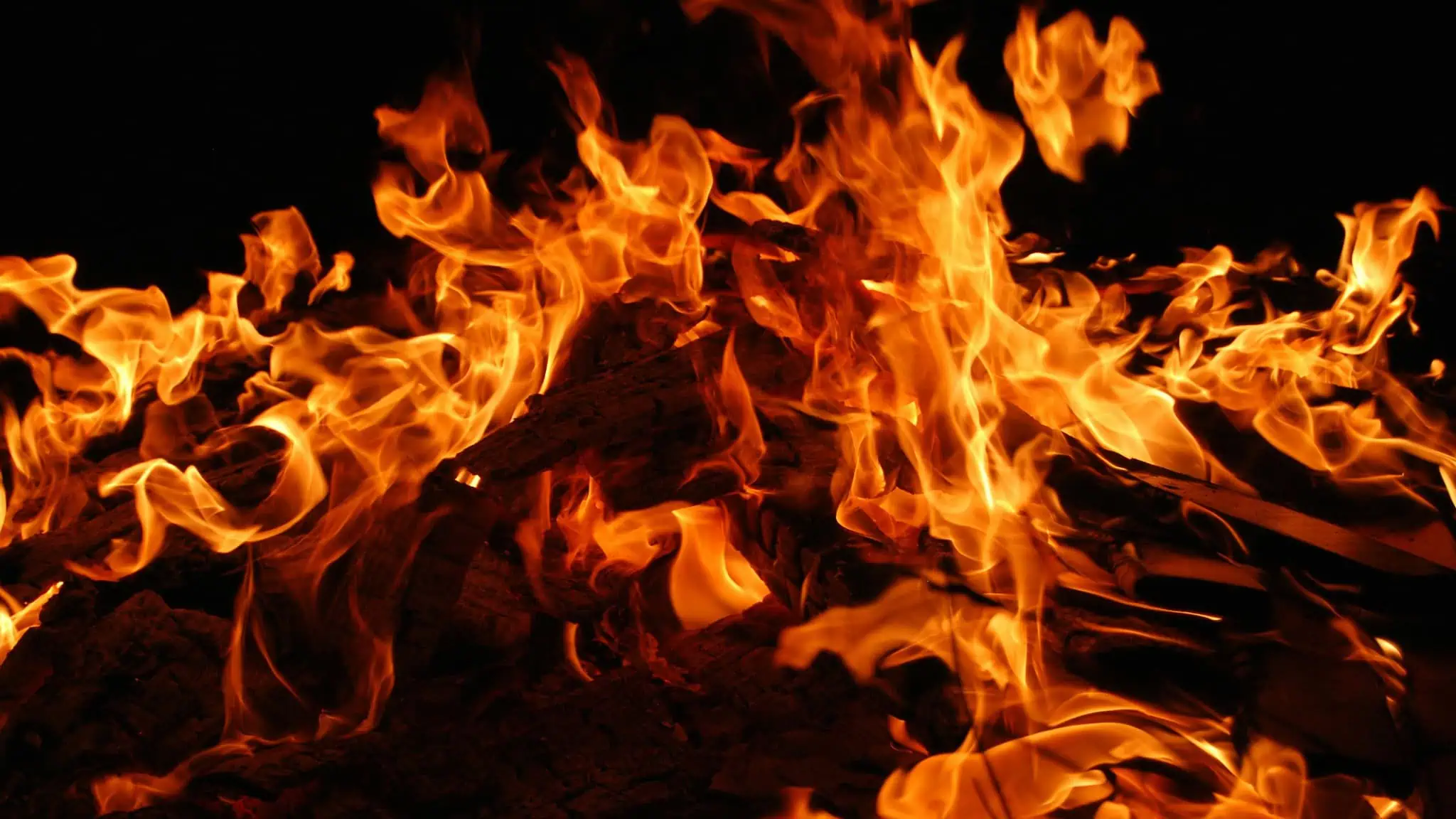 Fire breaks out at 3-storey townhouse in Burlington