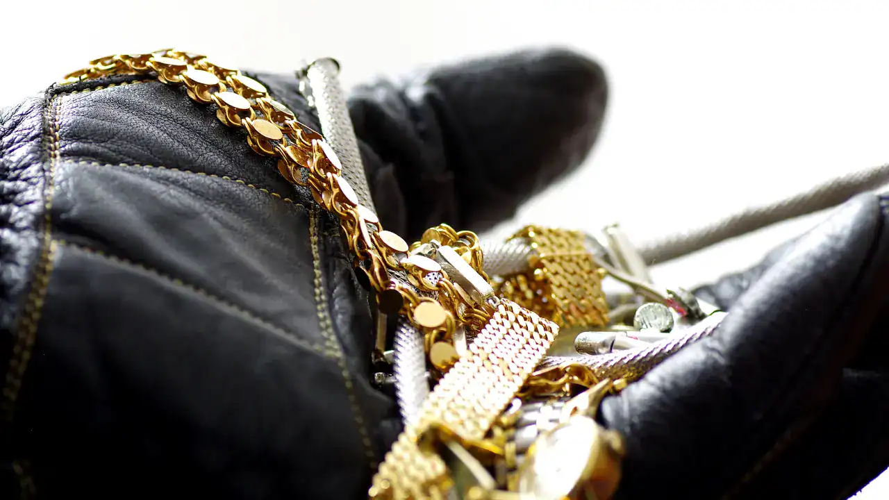 Gunpoint robbery of jewelry store leads to search for suspect in Oakville
