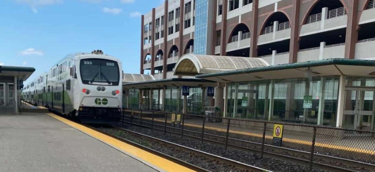oakville go train metrolinx transit