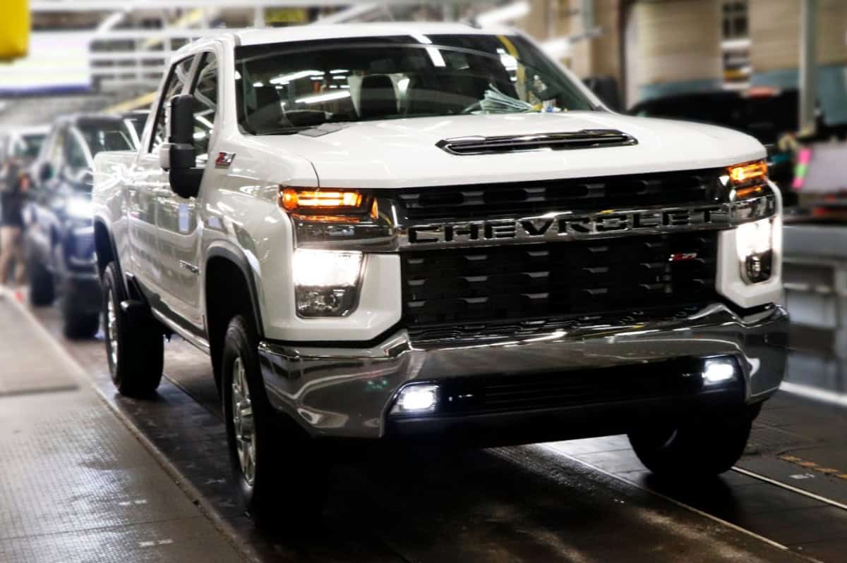 Production cutbacks swirl at GM;s |Oshawa plant while company celebrates half-million Silverado milestone