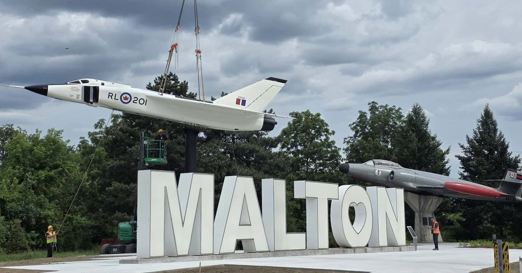 avro arrow replica arrives at mississauga park.